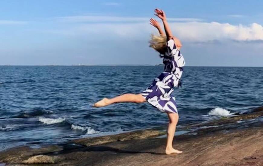 Tanssija rantakalliolla